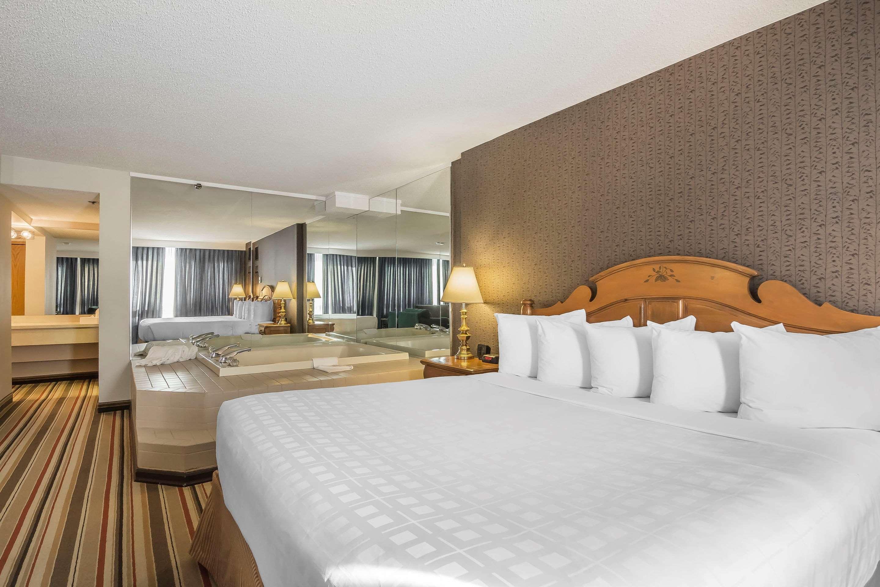 Doubletree By Hilton Calgary North Hotel Exterior photo