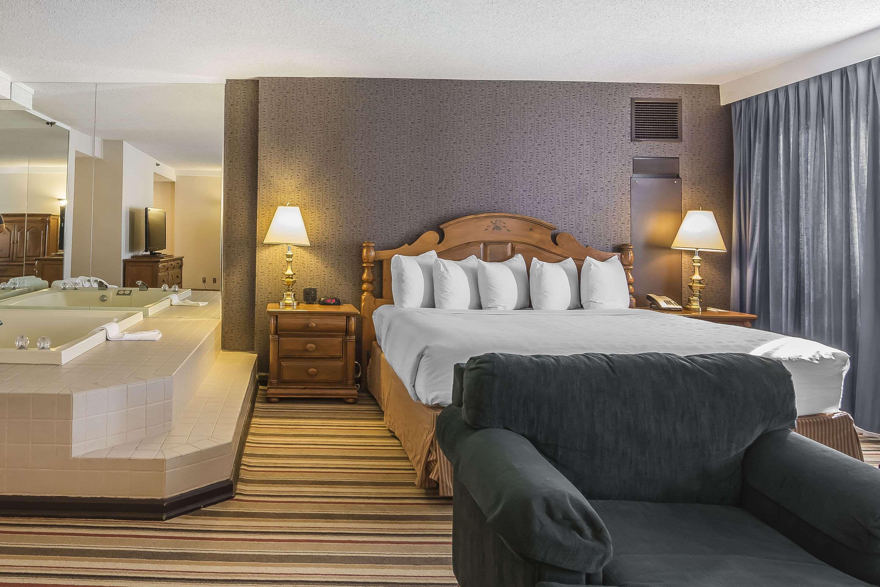 Doubletree By Hilton Calgary North Hotel Exterior photo