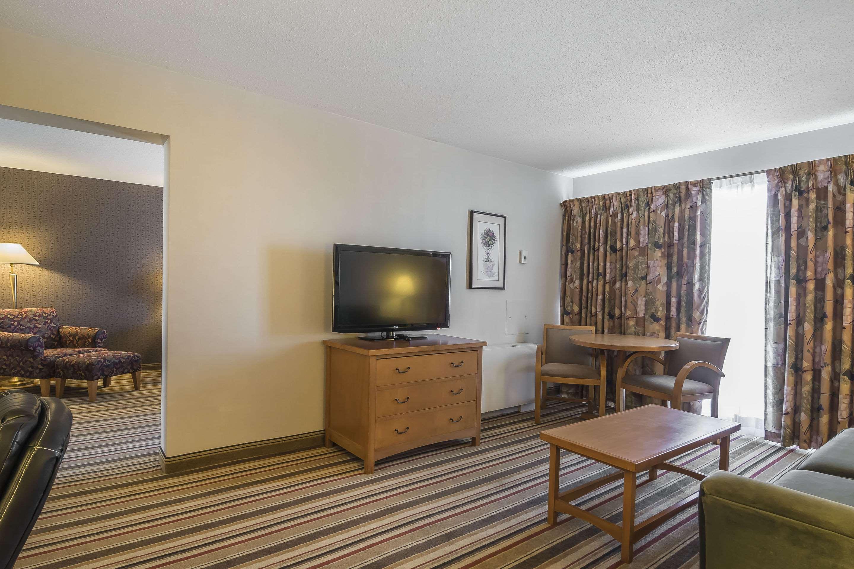 Doubletree By Hilton Calgary North Hotel Exterior photo