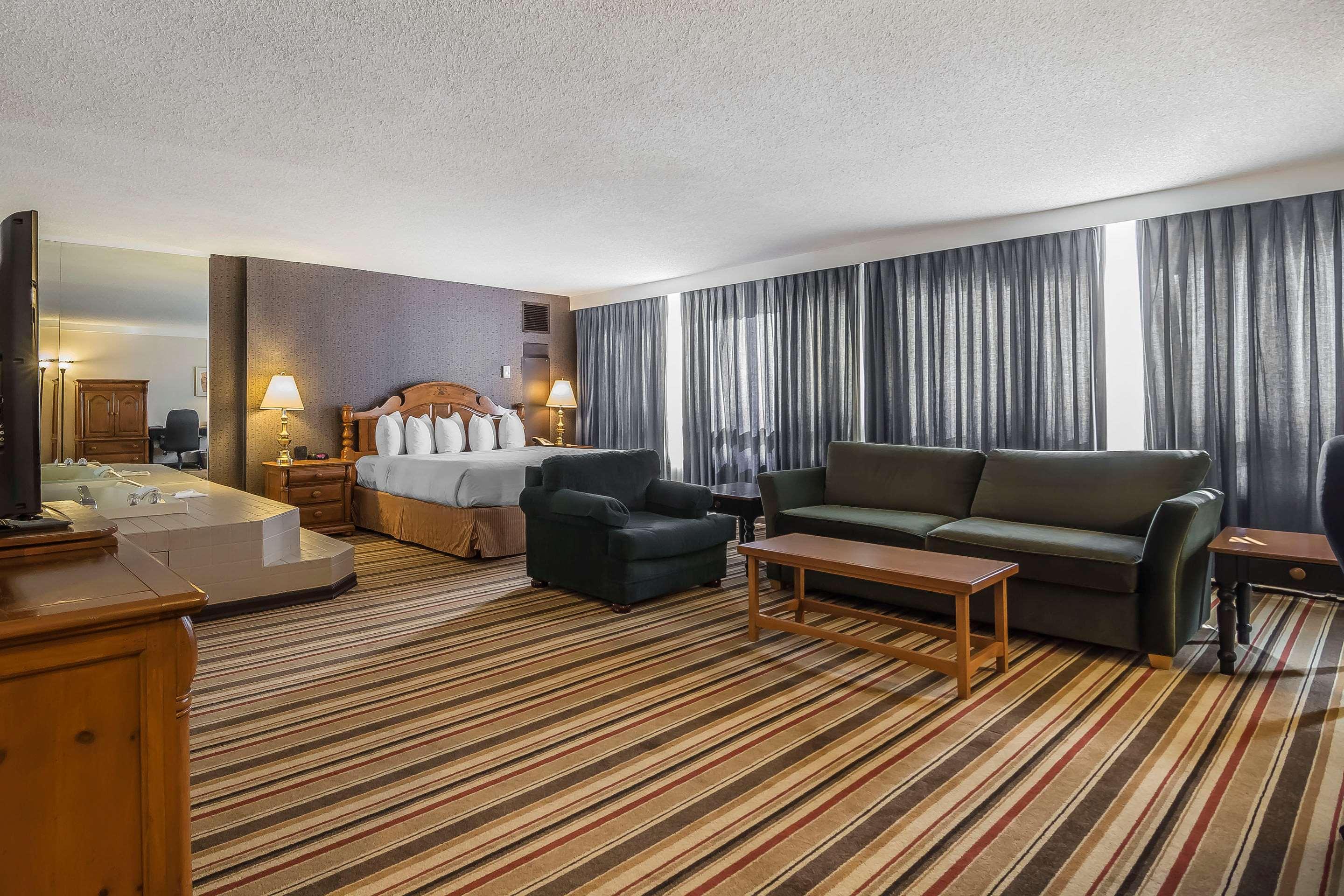 Doubletree By Hilton Calgary North Hotel Exterior photo