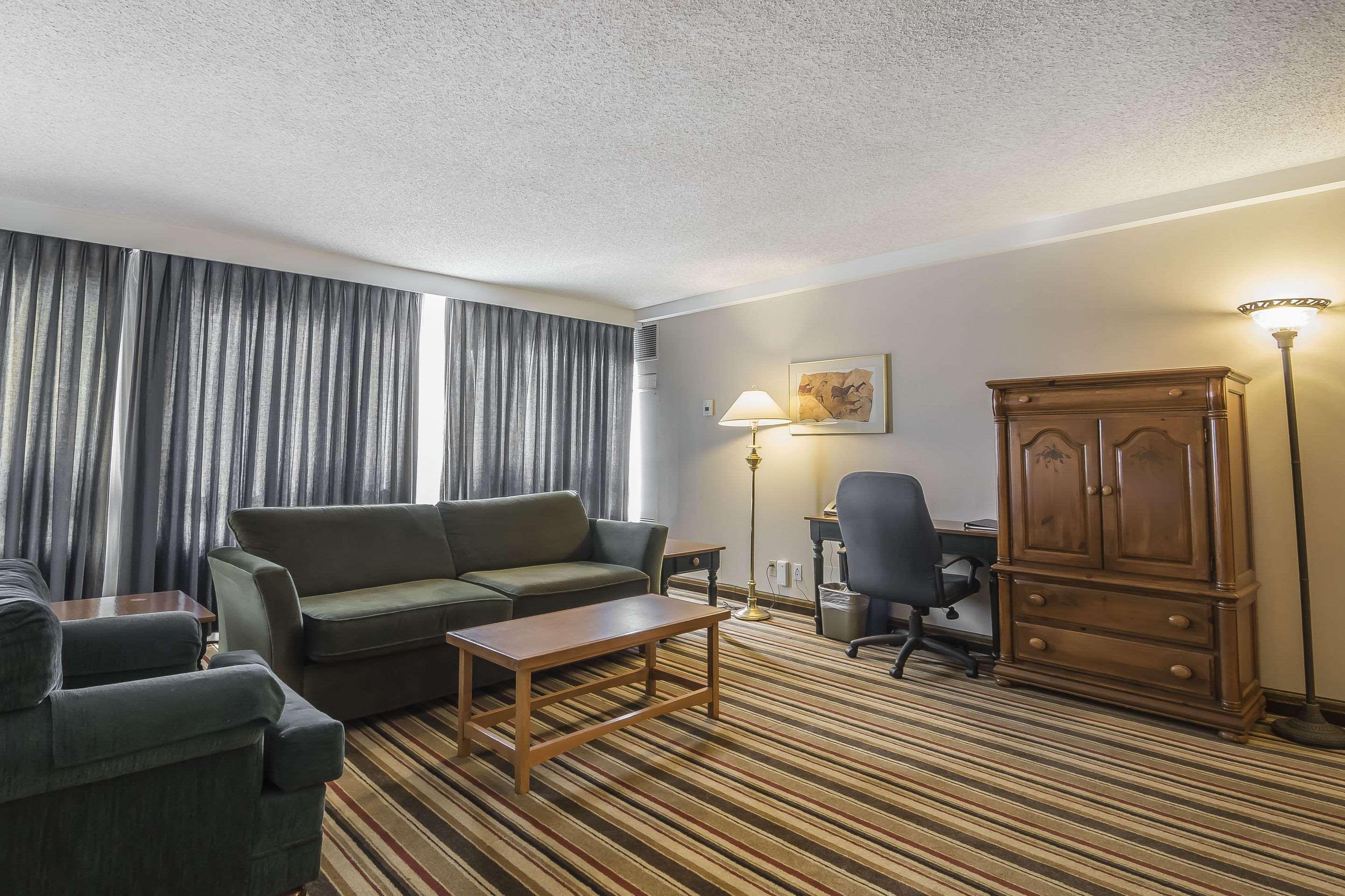 Doubletree By Hilton Calgary North Hotel Exterior photo
