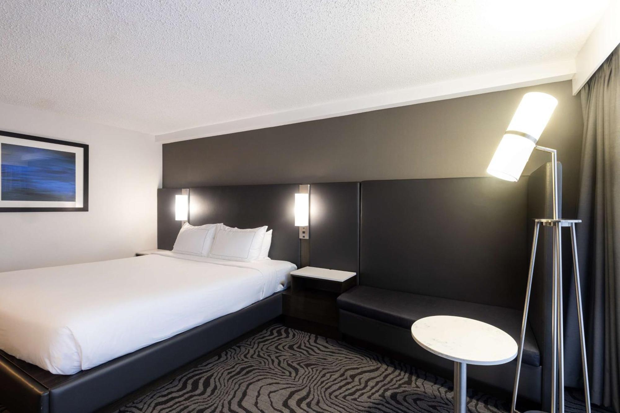 Doubletree By Hilton Calgary North Hotel Exterior photo