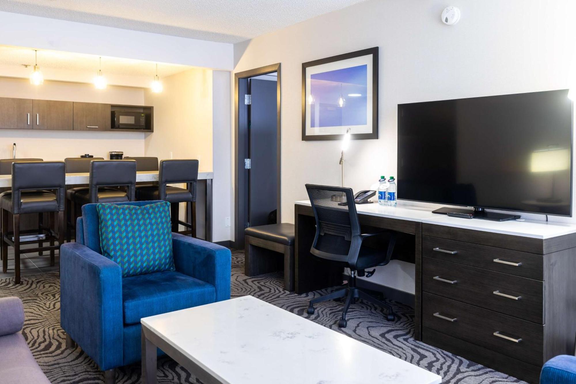 Doubletree By Hilton Calgary North Hotel Exterior photo