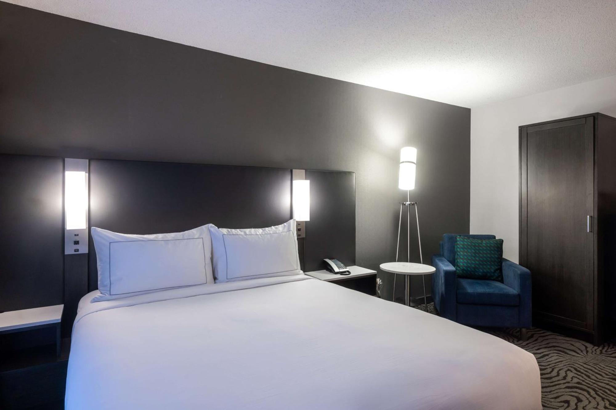 Doubletree By Hilton Calgary North Hotel Exterior photo
